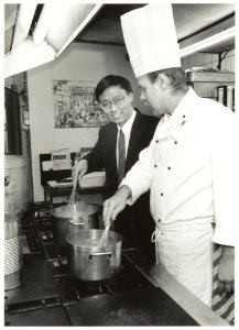 Jingan Wei, Chinese stagiar samen met een Nederlandse collega in de keuken van Hotel Lion d 'Or aan de Kruisweg. NL-HlmNHA 54035182