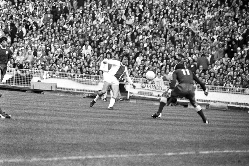 Johan Cruijff probeert een opening in de Griekse linies te vinden. De Griekse aa, Bestanddeelnr 924-6088