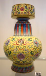 Jingdezhen vase, China, Qing dynasty, Jiaqing period, 1796-1820, glazed porcelain, enamels - Royal Ontario Museum - DSC03938
