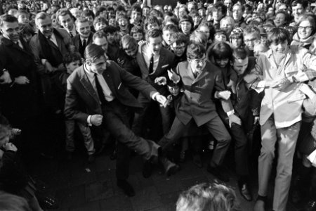 Johan Cruijff opende verfwinkel, Cruijff lost schot op de deur, Bestanddeelnr 920-1533
