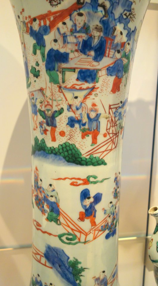 Jingdezhen vase, Ming-Qing dynasty, mid 17th century, porcelain with cobalt-blue paint, glaze, enamel paints - Royal Ontario Museum - DSC03926