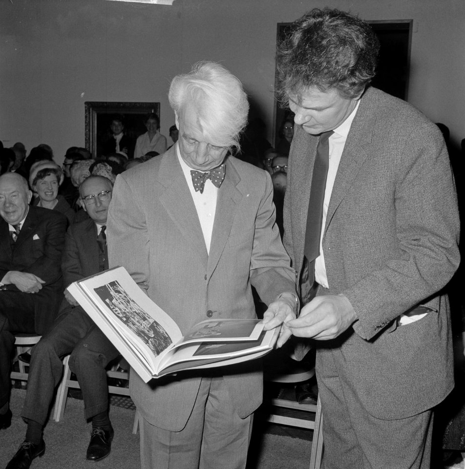 Jhr. W. Sandberg onderscheiden, met zijn kleinkinderen door de Sandberg-expositi, Bestanddeelnr 914-6142