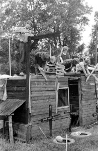 Jeugd Den Haag bouwt Olympisch Dorp. Het lijkenhuis ontbreekt niet, Bestanddeelnr 921-5039