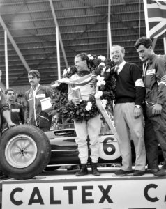 Jim Clark winnaar Grote Prijs van Nederland in 1963 Met krans en beker Jim Cla, Bestanddeelnr 915-2893