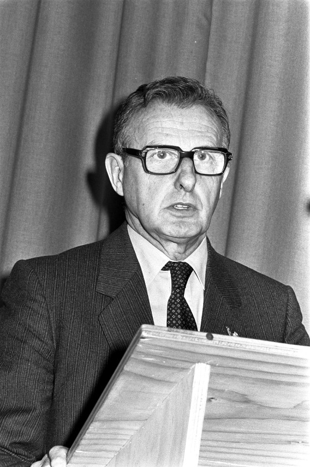 Jhr. mr. M. L. de Brauw opent energietentoonstelling . Professor dr. C. J. F. Bo, Bestanddeelnr 931-8553