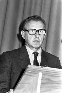 Jhr. mr. M. L. de Brauw opent energietentoonstelling . Professor dr. C. J. F. Bo, Bestanddeelnr 931-8553
