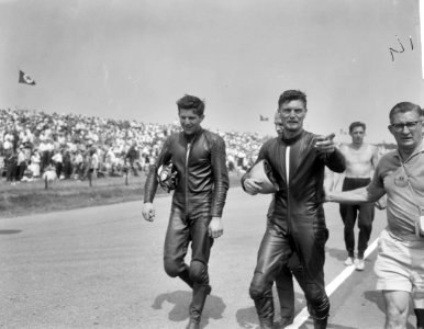 Jim Redman (rechts) en Phil Read, Bestanddeelnr 916-5927