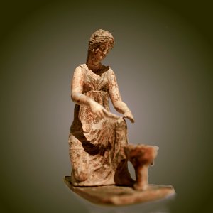 Jeune fille tenant un alabastre – statuette– Myr 233 – MSR – Rituels Grecs