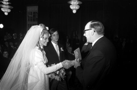 Johan Cruijff getrouwd met Danny Coster wethouder Verheij (als ambtenaar) overha, Bestanddeelnr 921-9074