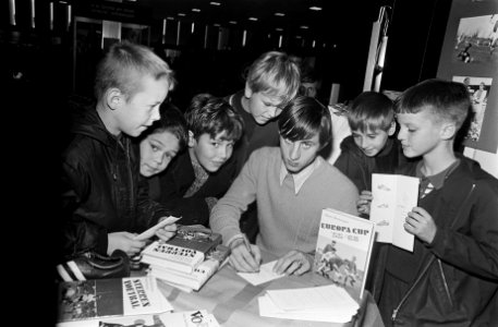 Johan Cruijff signeerde voetbalboek Europa-Cup op de Kinderboekenbeurs in de R, Bestanddeelnr 921-7708