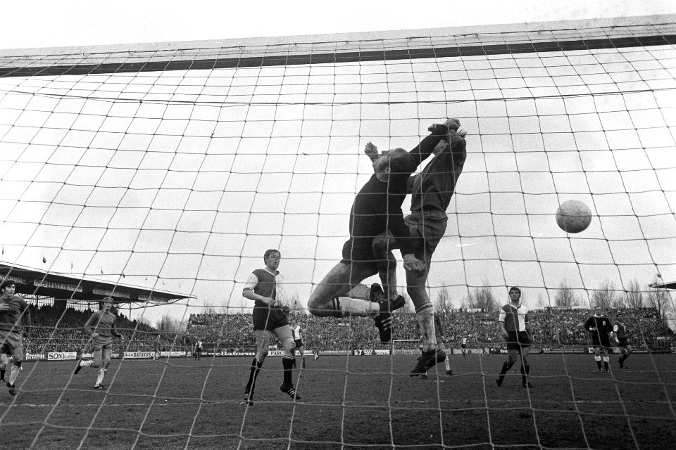 Johan Cruijff scoort voor Ajax, 3-3, Feyenoord keeper Eddy Treijtel in duel met , Bestanddeelnr 923-4733