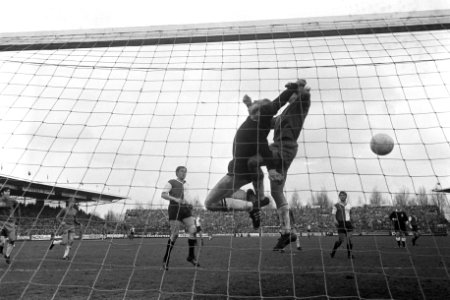 Johan Cruijff scoort voor Ajax, 3-3, Feyenoord keeper Eddy Treijtel in duel met , Bestanddeelnr 923-4733