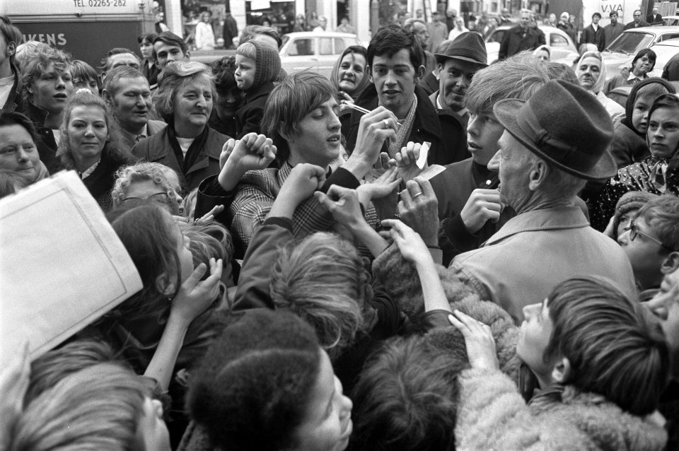 Johan Cruijff opent een drankenwinkel op Beukenplein Amsterdam. Cruijff geeft ha, Bestanddeelnr 922-9727