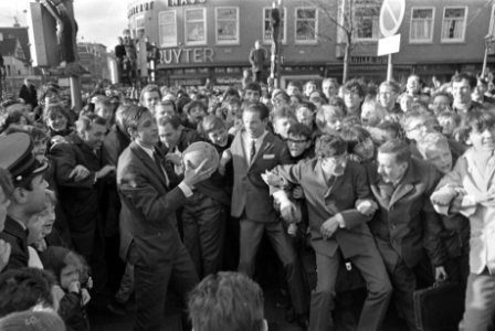 Johan Cruijff opende verfwinkel, Cruijff te midden van menigte, Bestanddeelnr 920-1531
