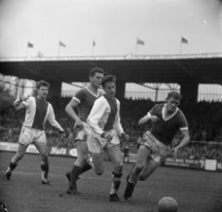 Johan Cruijff in duel met Van der Hart en Benen (Fortuna 54), Bestanddeelnr 918-3873