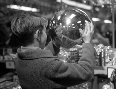 Jeugd bewondert kerstversiering, Bestanddeelnr 910-8868