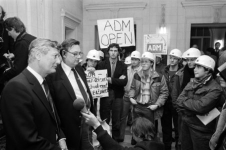 Jeugd, ministers, spandoeken, bedrijfssluitingen, Aardenne, Gijs van, Bestanddeelnr 932-4538