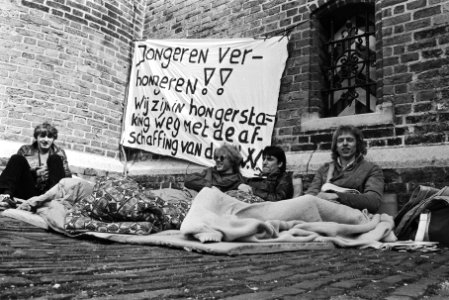 Jeugd, acties, hongerstakingen, uitkeringen, spandoeken, Bestanddeelnr 932-5592