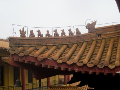 Jishou and Chiwen on the roof of Mahavira Hall, Xixin Chan Temple, picture3