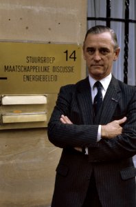 Jhr.mr. M.L. de Brauw , voorzitter van de Stuurgroep Maatschappelijke Discussie , Bestanddeelnr 253-8592