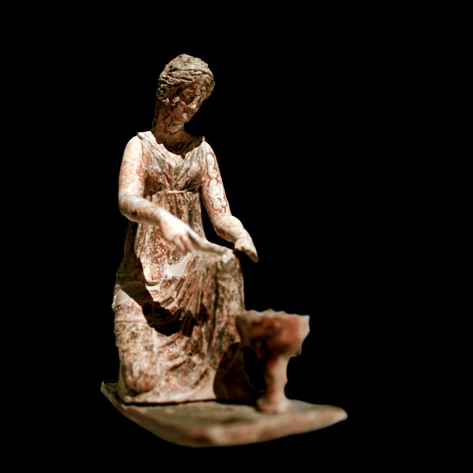 Jeune fille tenant un alabastre – statuette– Myr 233 – MSR – Rituels Grecs-black