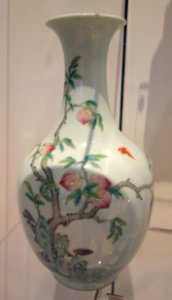 Jingdezhen vase, China, Qing dynasty, Daoguang period, 1820-1850, glazed porcelain, enamels - Royal Ontario Museum - DSC03929