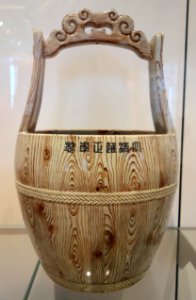 Jingdezhen bucket, China, Qing dynasty,Yongzheng period, 1723-1735, glazed porcelain, enamels - Royal Ontario Museum - DSC03886