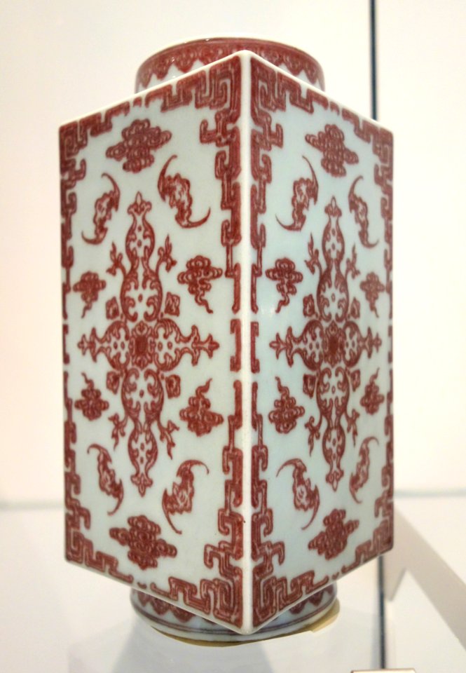 Jingdezhen vase, China, Qing dynasty, Qianlong period, 1736-1795, porcelain, underglaze red - Royal Ontario Museum - DSC03793