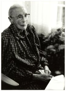 Johanna Maria van Lierop, Huize Meerleven, wordt 105 jaar en daarmee de oudste inwoonster van Bennebroek. NL-HlmNHA 54035295