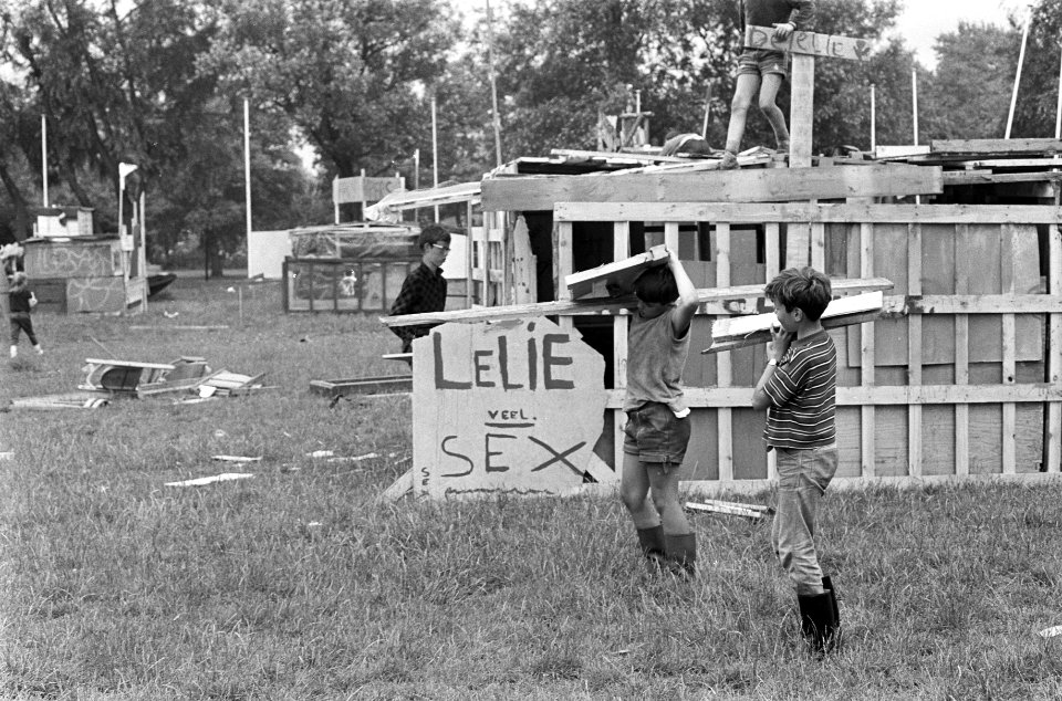 Jeugd Den Haag bouwt Olympisch Dorp. De nachtclub van Olympisch Dorp, Bestanddeelnr 921-5040