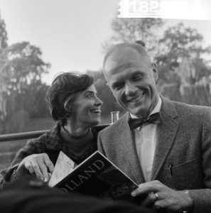 John Glenn en echtgenote Anna Margaret Castor bekijken een boek over Nederland, Bestanddeelnr 918-2893