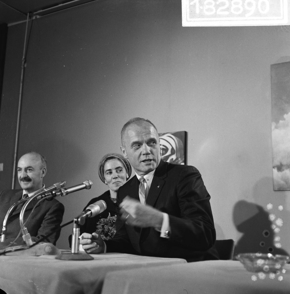 John Glenn tijdens een toespraak, Bestanddeelnr 918-2890