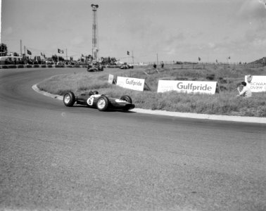 Jim Clark winnaar Grote Prijs van Nederland in 1963 Met krans en beker Jim Cla, Bestanddeelnr 915-2896