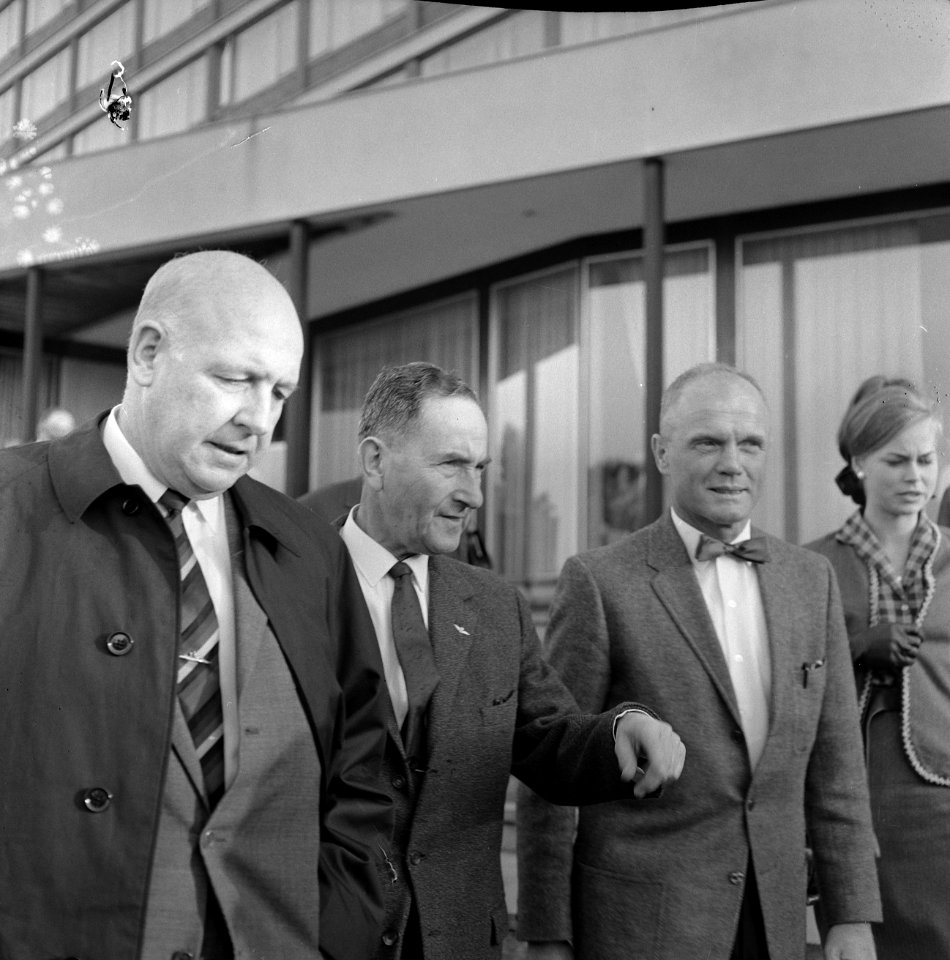 John Glenn, begeleid door enkele heren en een dame, Bestanddeelnr 918-2880