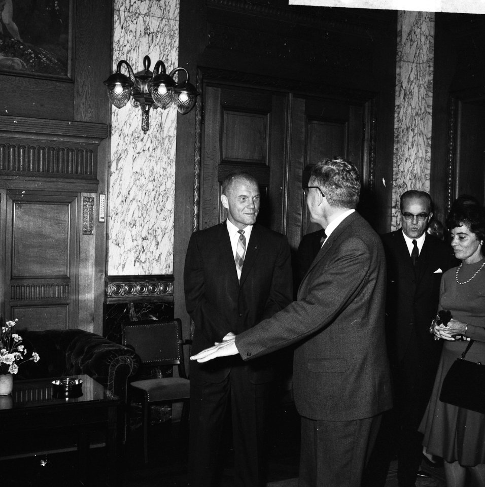 John Glenn en echtgenote door Burgemeester Thomassen op Stadhuis te Rotterdam on, Bestanddeelnr 934-6461