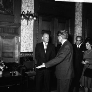 John Glenn en echtgenote door Burgemeester Thomassen op Stadhuis te Rotterdam on, Bestanddeelnr 934-6461