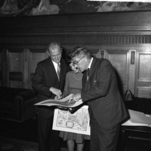 John Glenn (links), zijn echtgenote en de burgemeester gebogen over een afbeeldi, Bestanddeelnr 918-2946