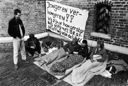 Jeugd, acties, hongerstakingen, uitkeringen, spandoeken, Bestanddeelnr 932-5593