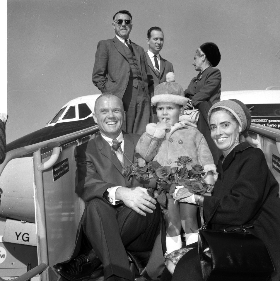 John Glenn met zijn vrouw Anna Margaret Castor en zoontje poserend op de vliegtu, Bestanddeelnr 918-2876
