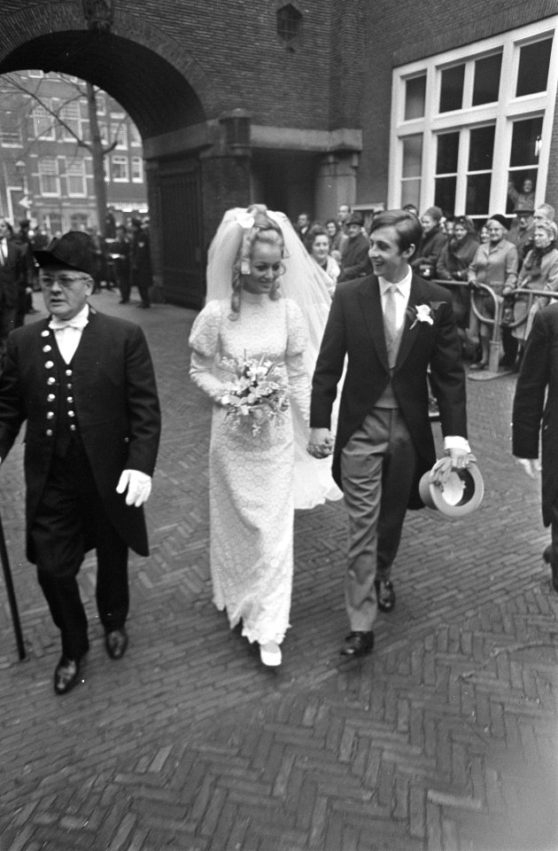 Johan Cruijff getrouwd met Danny Coster het bruidspaar bij het stadhuis, Bestanddeelnr 921-9070