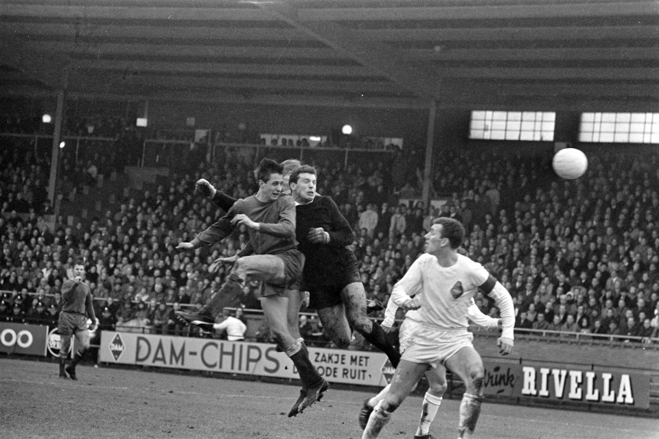 Johan Cruijff kopt de bal langs keeper Stuy en Van Wijk (armband), Bestanddeelnr 919-8054