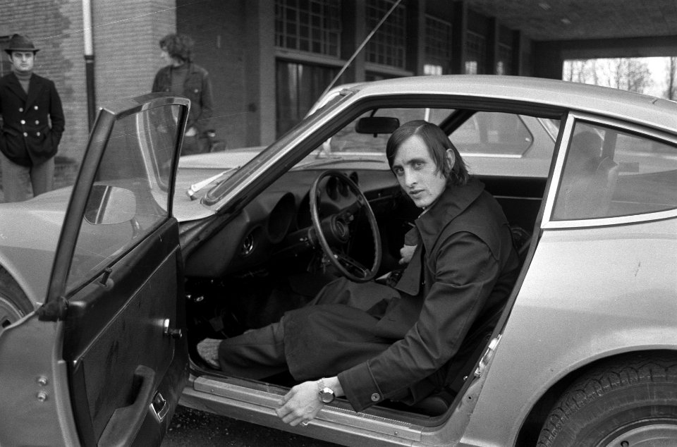 Johan Cruijff gekozen tot Europas beste voetballer Cruijff in zijn auto, Bestanddeelnr 925-2715