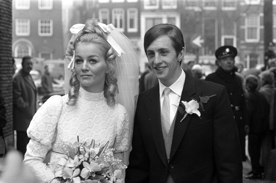 Johan Cruijff getrouwd met Danny Coster het bruidspaar bij het stadhuis, Bestanddeelnr 921-9071