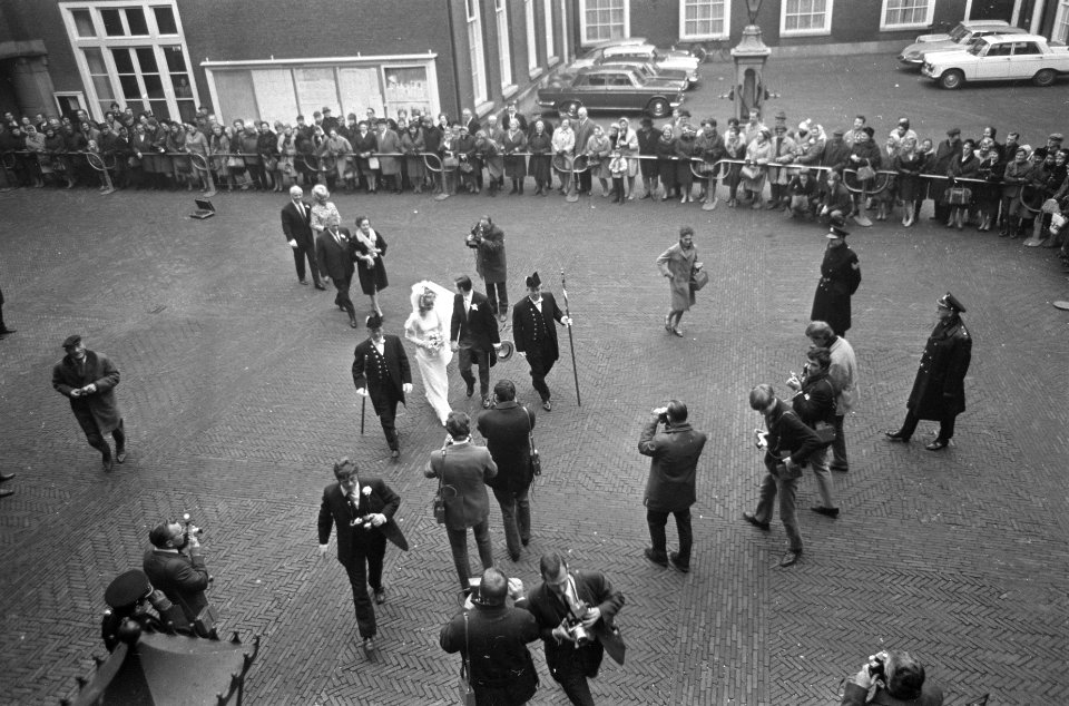 Johan Cruijff getrouwd met Danny Coster drukte van fotografen enz. bij aankomst , Bestanddeelnr 921-9073