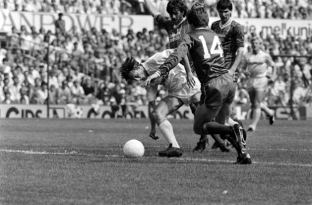Johan Cruijff op weg naar de openingstreffer, waarna hij scoort, Bestanddeelnr 932-6618