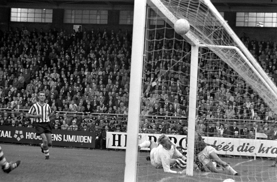 Johan Cruijff scoort een doelpunt, Bestanddeelnr 919-5973
