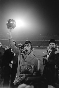 Johan Cruijff kreeg gouden bal voor Beste voetballer van WK74 voor aanvang Ned, Bestanddeelnr 927-5930