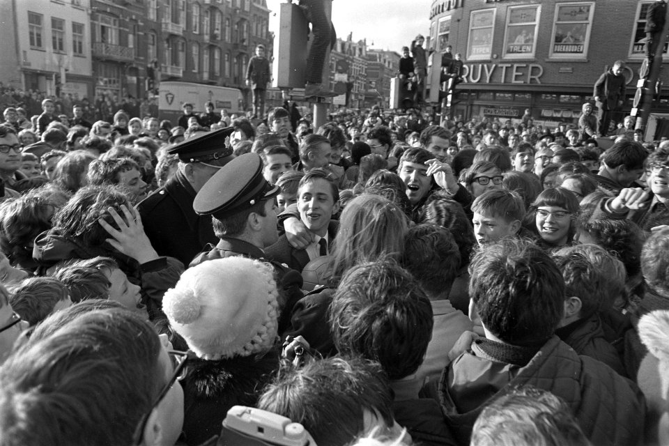 Johan Cruijff opende verfwinkel, Cruijff onder begeleiding van politie-agent, Bestanddeelnr 920-1532