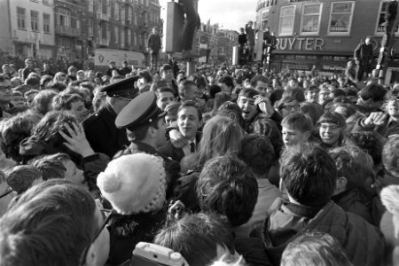Johan Cruijff opende verfwinkel, Cruijff onder begeleiding van politie-agent, Bestanddeelnr 920-1532