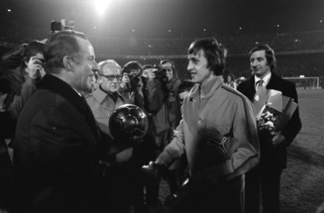 Johan Cruijff kreeg gouden bal voor Beste voetballer van WK74 voor aanvang Ned, Bestanddeelnr 927-5931